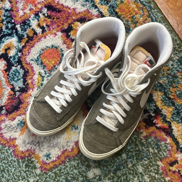 Women’s Nike blazers green suede - Picture 2 of 7